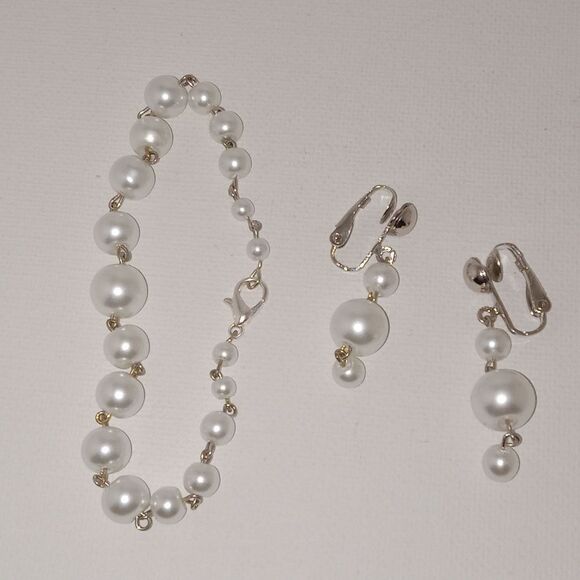 CLEARANCE Faux pearl clip on earrings and bracelet - Picture 1 of 5